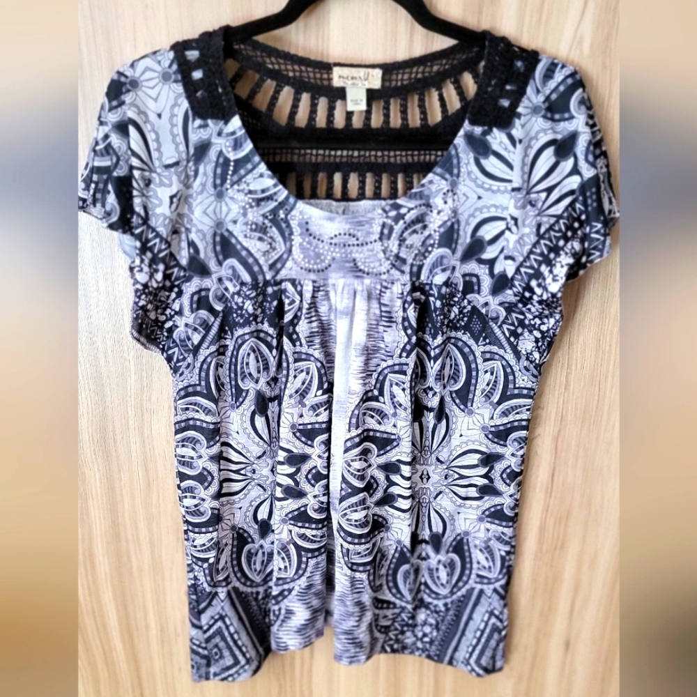 Blk-n-wht top
